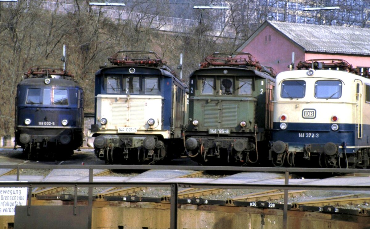 Besichtigung an der Drehscheibe in Würzburg mit 118 002-5; 144 021-3; 144 185-6 und 141 372-3 am 18.02.1984.
