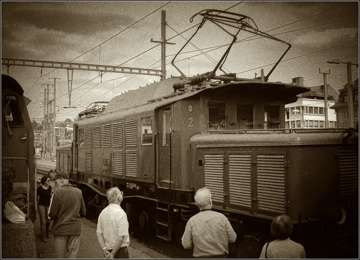 Besuch des deutschen Krokodils in der Schweiz. 

E94 280 wird in Schaffhausen bestaunt. Mai 2004. Bildbearbeitung nach einem Vorschlag von K. Hanisch. 