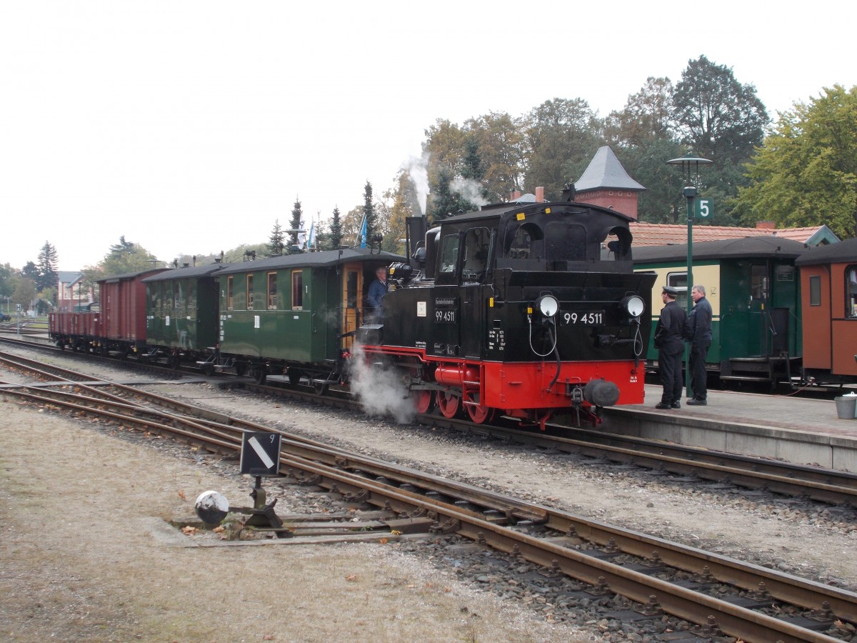 Besuch hatte der Rasende Roland von 99 4511 die hier,am 12.Oktober 2014,mit einem Gmp in Putbus auf Ausfahrt wartete.