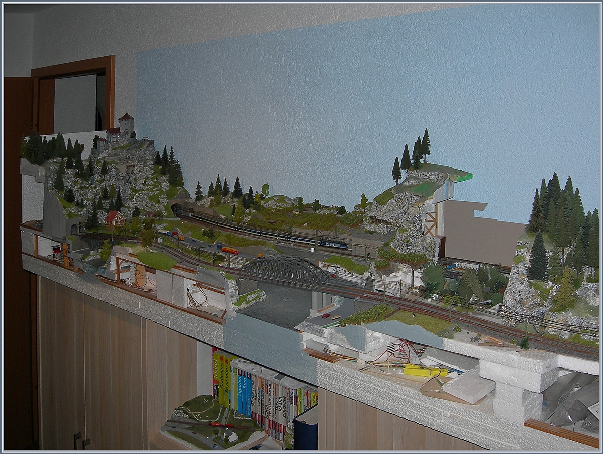 Bild 11: Das letzte Bild der Reise, nun geht die Fahrt wieder zurück; eine ganze Runde  misst ca. 25 Meter; und ich hoffe die Reise mit der mini club hat Freude bereitet und etwas dazu beigetragen, einen Eindruck meiner Anlage zu bekommen. 

Bei Fragen und Anmerkung bitte ich die Kommentar-Funktion bei den Bildern zu nutzten.

28. Jan. 2020