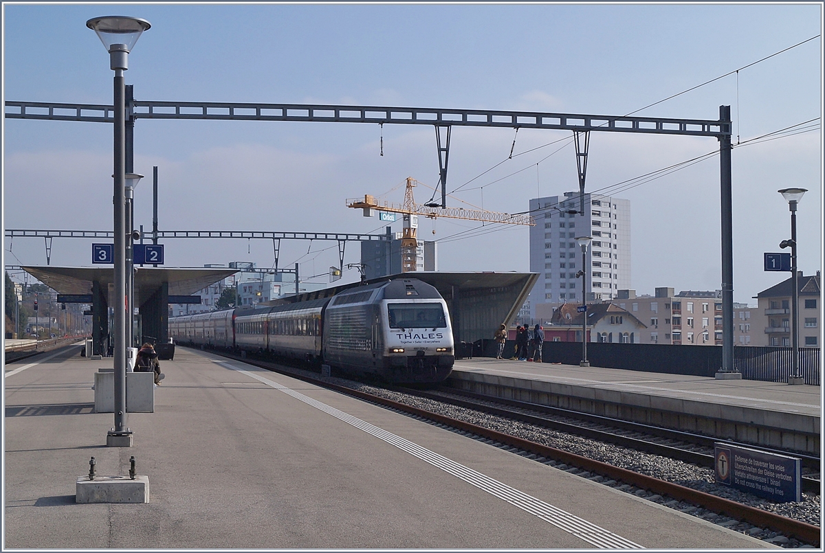 (Bild 1)
Prilly- Malley zwischen Lausanne und Renens VD: Ein IC1 von St.Gallen nach Genève wird von der RE 460  Thales  gezogen...
9. Feb. 2018
