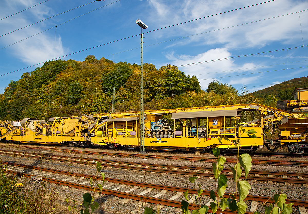 
Bild 3
Die Plasser & Theurer Bettungsreinigungsmaschine RM 95-800 W der MGW Gleis- und Weichenbau-Gesellschaft mbH & Co. KG (Berlin) ist am 20.09.2020 im Bahnhof Dillenburg abgestellt. Hier der Bereich der Schotterrecycling, von links nach rechts: Teil 1 Schotter schärfen – Vorabscheider und Teil 2 Schotter waschen.

Die Grundmaschine wurde 2010 von Plasser & Theurer unter den Fabriknummern 5221 bis 5224 gebaut, sie hat die VDM Nr. 99 80 9414 001-4 D-MWGB.
