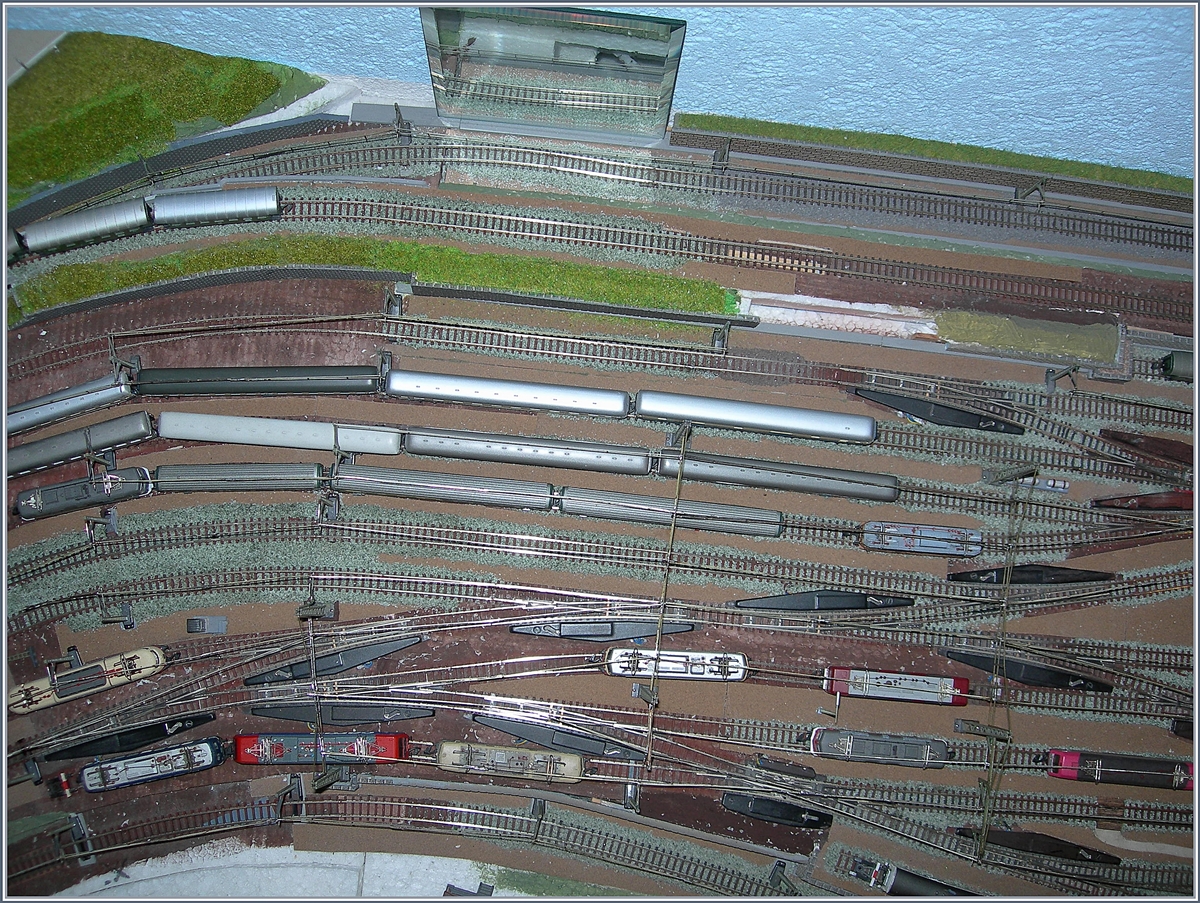 Bild 4 die relativ Kleine Abstellanlage für Reisezüge und etwas grosszügigere Lokabstellungsanlage. 

28. Jan. 2020