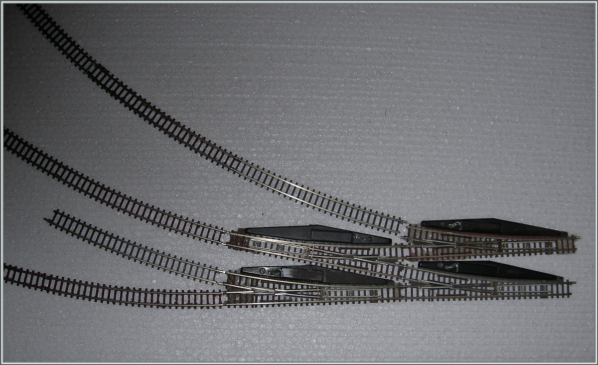 Bild 6: Links im Bild, unten und ganz oben: Streckengeleise für die Umfahrung, in der Mitte zwei Gleise zum Kopfbahnhof und rechts im Bild die Ausfahrt Richtung Strecken. (Wird sind nun beim  U  unten angekommen. 

30. Nov. 2011