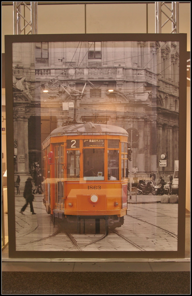 Bild im Bild: Beim abgehen der Messestände bei der InnoTrans 2016 in Berlin war mir dieses Bild des Tz 1863 auf der Linie 2 Piazza Bausan aufgefallen. Es handelt sich dabei um einen Ventotto-Wagen der Straßenbahn Mailand.