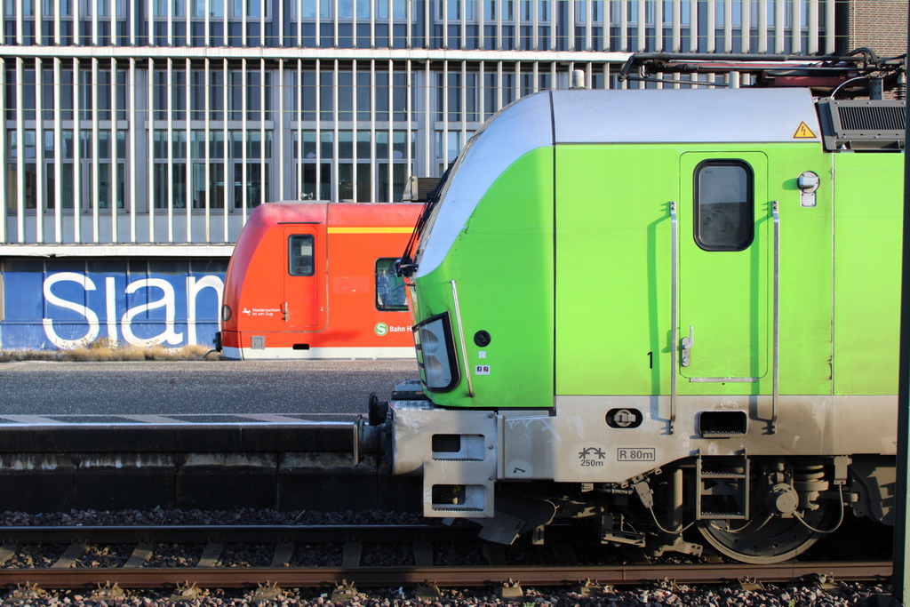 Billig-Zug VS S-Bahn Hannover am 11.01.2020 in Hannover Hbf.