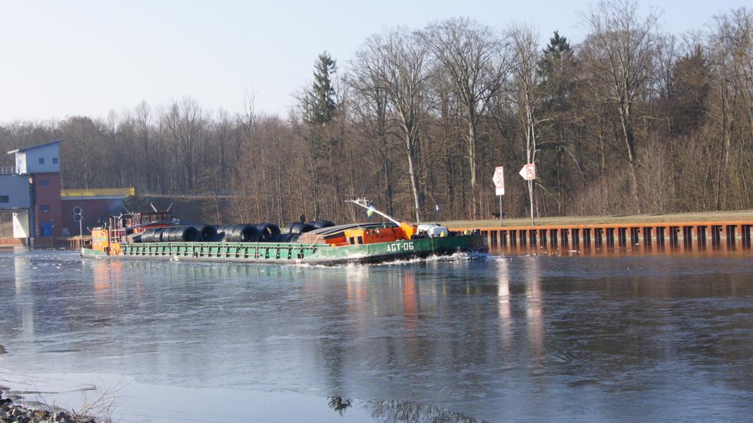 Binnenschiff AGT 06 aus Stettin im Oder - Havel - Kanal bei Marienwerder am 14.02.15_1430 Uhr - Interessant war, 
dass die Bugwelle bereits 500 m vor dem Schiff das Eis gebrochen hat. Hörte sich unheimlich an. Bild 1