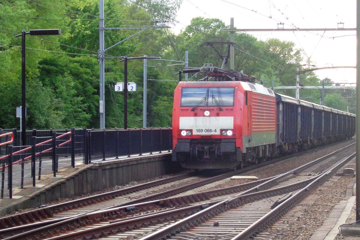 Bleierzzug mit 189 066 durchfahrt Tilburg-Universiteit am 26 April 2019.