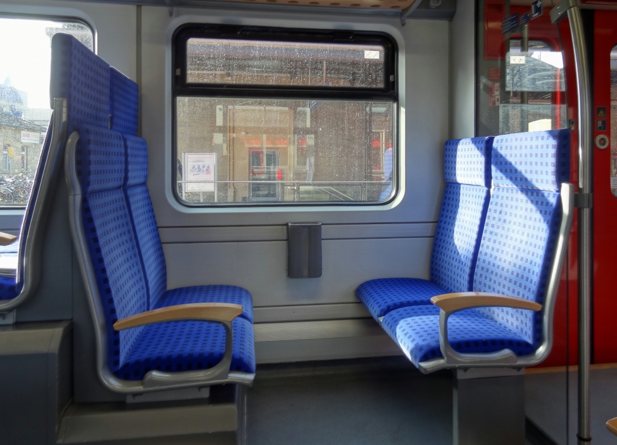 Blick auf eine 4er Sitzgruppe in der Baureihe 425, die gerade von der Sonne beschienen wird.
Aufgenommen im Januar 2014.