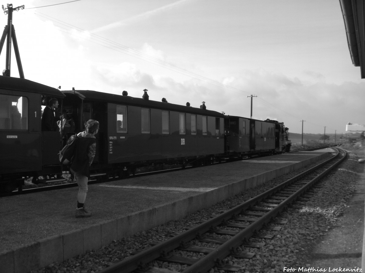 Blick auf die 99 4633 (Mh 53) und die Sonderzugwagen f�r den Planverkehr am Hp. Seelvitz am 12.10.14