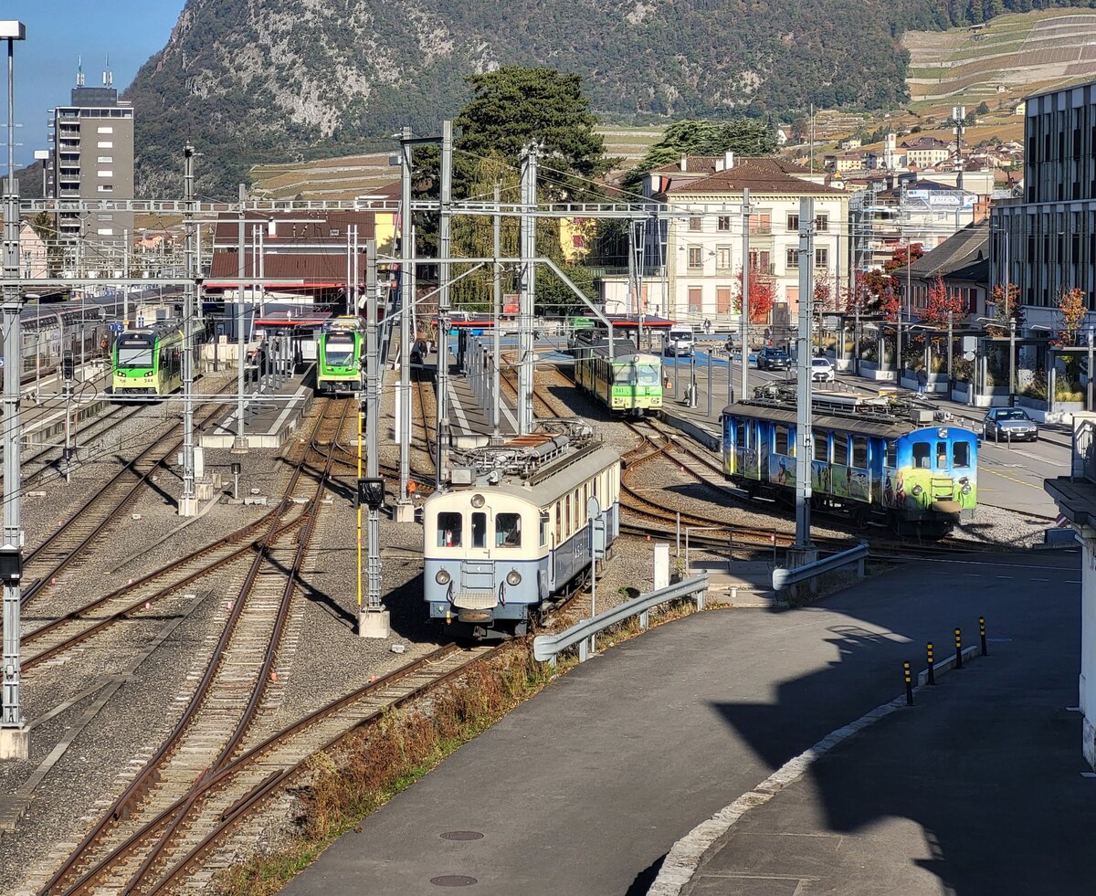 Blick auf den Bahnhof von Aigle mit TPC Zügen nach Monthey Villle,Les Diablerets und Leysin.
Zudem stehen im Vordergrund die beiden ABDe 4/4 1 und 2 aus der Eröffnungs Zeit  de ASD.
2. Nov. 2024