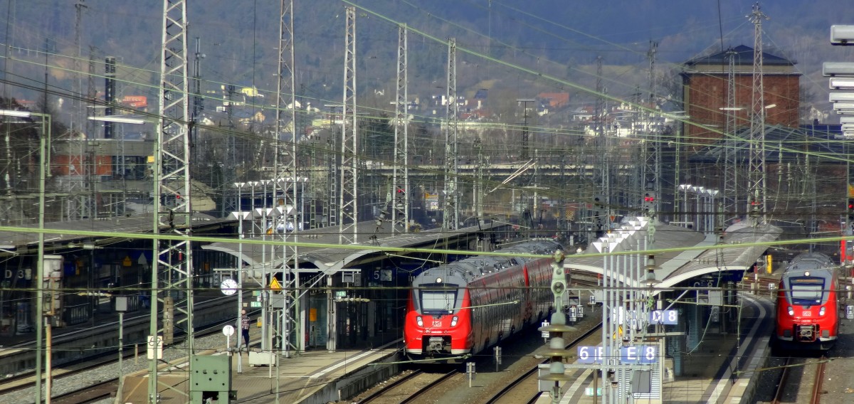 Blick auf den Bahnhof Bamberg im Februar 2014.
Rechts steht die RB nach Kronach, in der Bildmitte ist die S1 Richtung Nürnberg zu sehen.