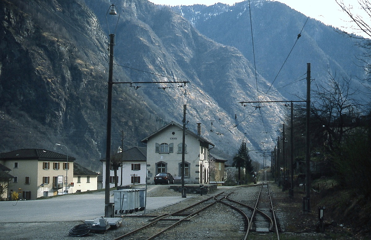 Blick auf den Bahnhof Cama der Misoxer Bahn im Mrz 1993