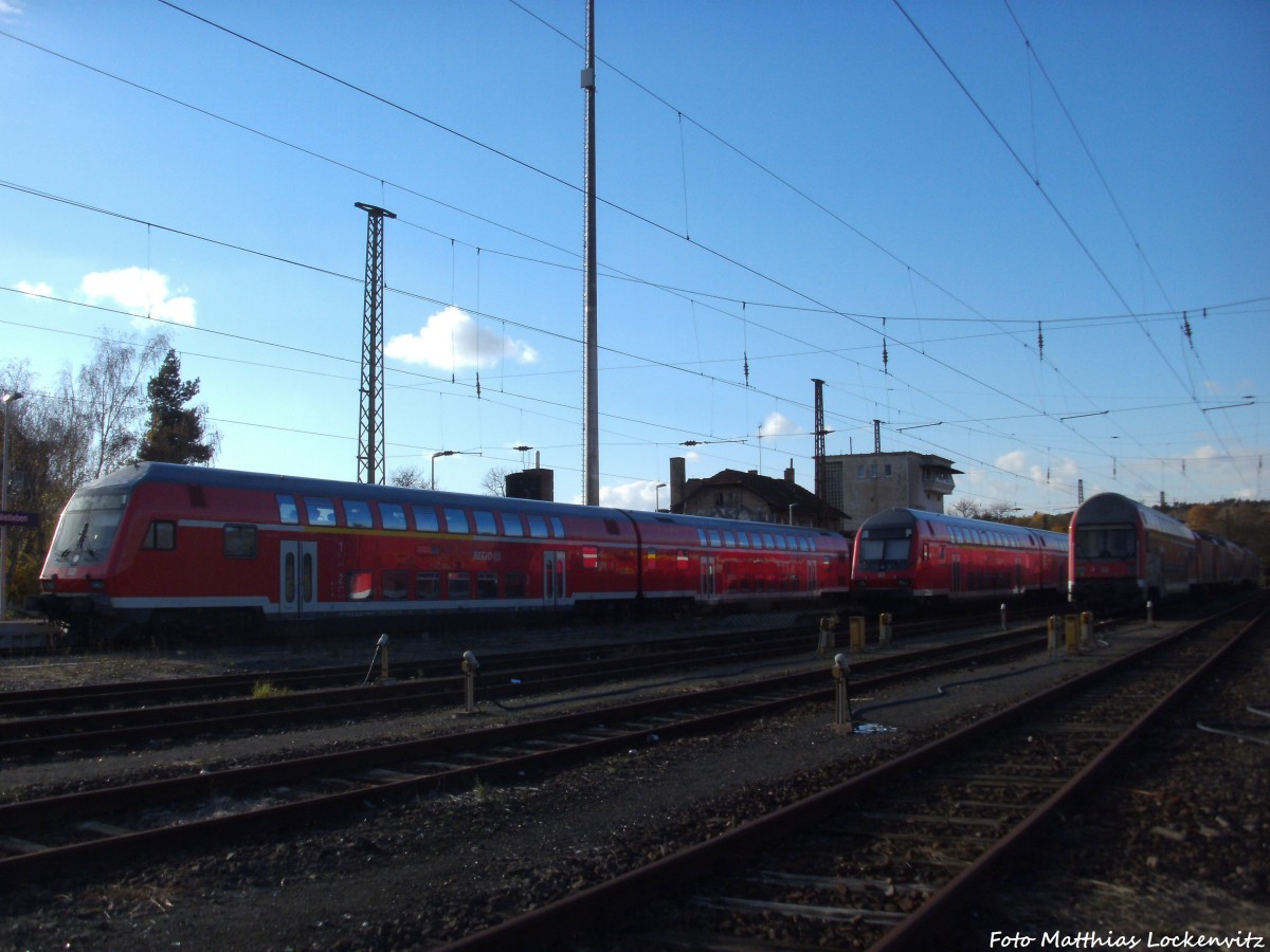 Blick auf den Bahnhof Halle-Nietleben, wo sich 2 Z�ge der Linie S7 auf grund des Streiks abgestellt sind und ganz au�en rechts stehen die Z-Gestellten Dostosteuerwagen und 143er am 8.11.14
