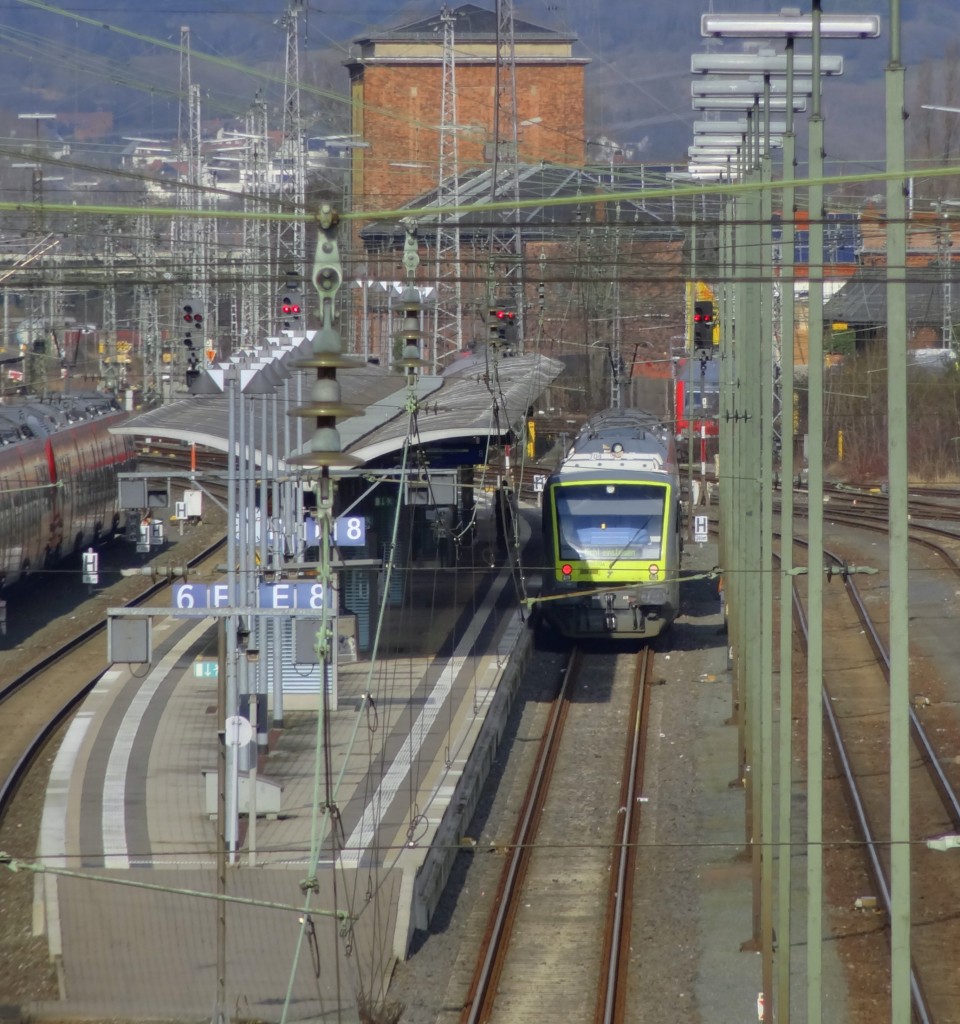 Blick auf den Bahnsteig von Gleis 6/8 in Bamberg. 
Am Gleis 8 steht die Agilis nach Ebern bereit.
Aufgenommen im Februar 2014.
