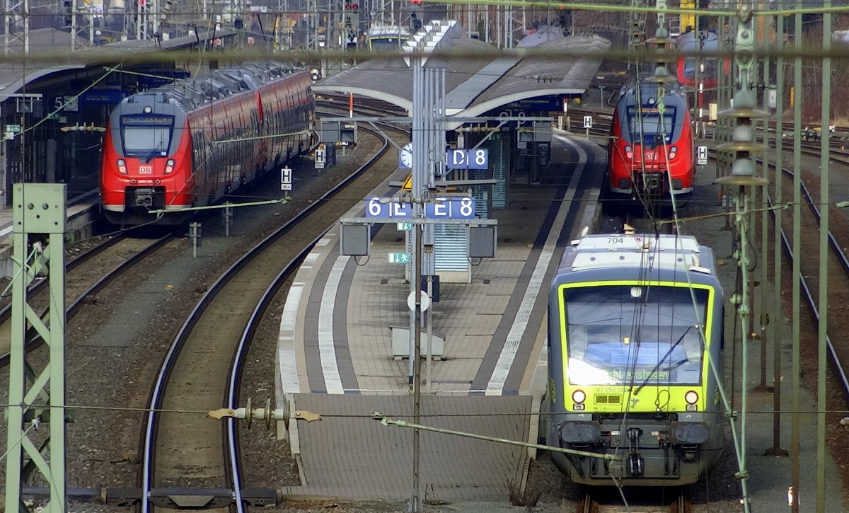 Blick auf die Bahnsteige im Bahnhof Bamberg.
Am Gleis 8 wird eine Agilis nach Ebern bereitgestellt. Dahinter steht die RB nach Kronach und rechts auf Gleis 5 steht die S1 Richtung Nürnberg.
Aufgenommen im Februar 2014.