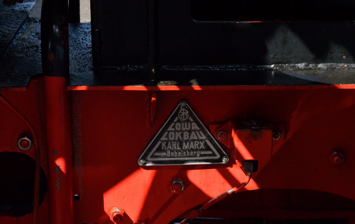 Blick auf das Fabrikschild der 99 1781-6 im BW Putbus am 07.08.2015