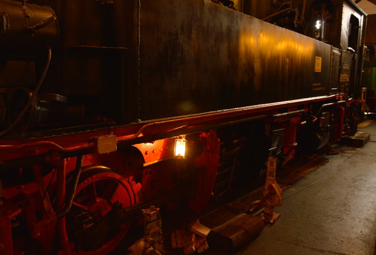 Blick auf das Fahrwerk der 99 579 in Rittersgr�n am 23.10.2015