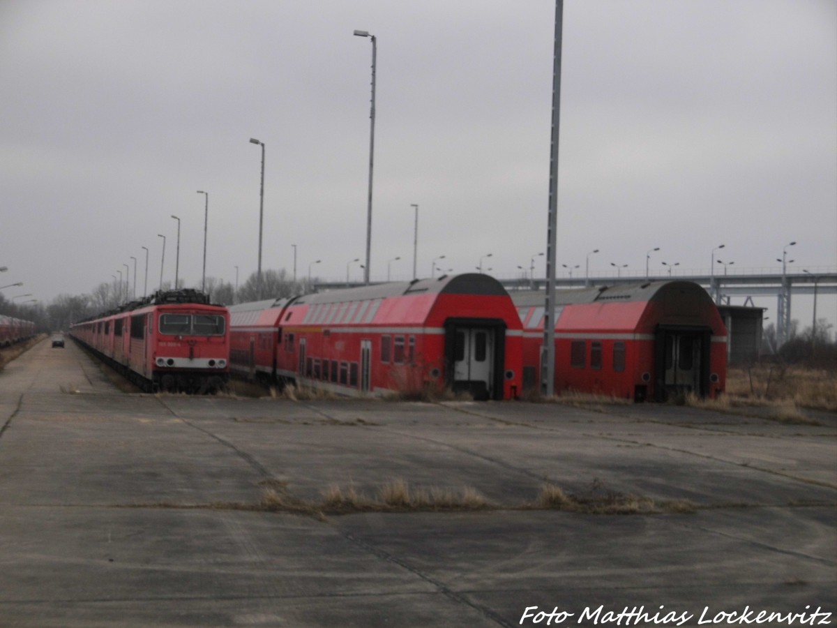 blick auf die Lokreihe Z-gestellten Dostos und Halberst�dter aus Halle (Saale), Erfurt, Leipzig, Magdeburg und Bremen abgestellt in Mukran/R�gen am 2.1.16
