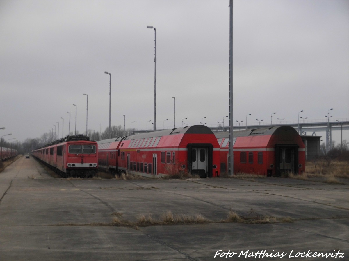 blick auf die Lokreihe Z-gestellten Dostos und Halberst�dter aus Halle (Saale), Erfurt, Leipzig, Magdeburg und Bremen abgestellt in Mukran/R�gen am 2.1.16