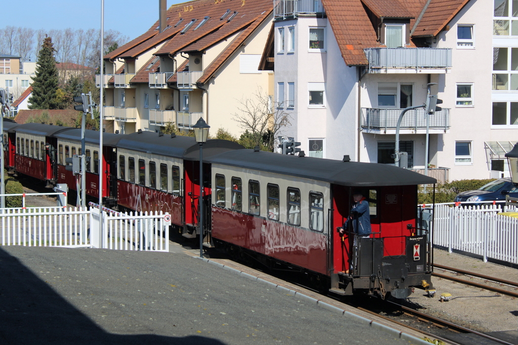 Blick auf den Molli am 29.03.2025 aus der Ferienwohnung in K�hlungsborn/Ost
