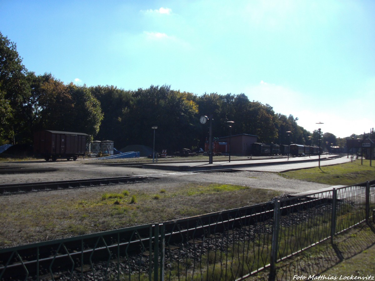 Blick auf die R�BB Wagen und den Kleinbahnbahnhf Putbus am 2.10.13