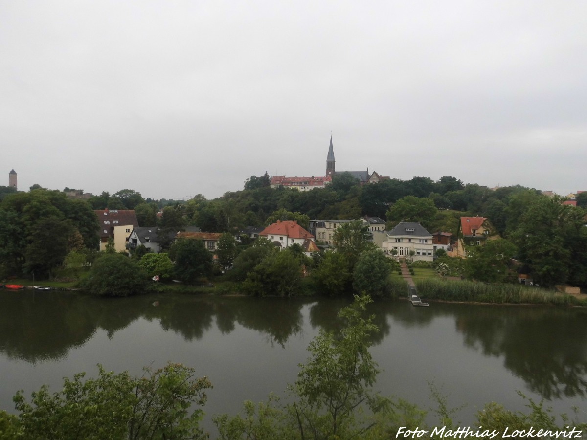 Blick auf die Saale und Halle Kr�llwitz am 18.6.15