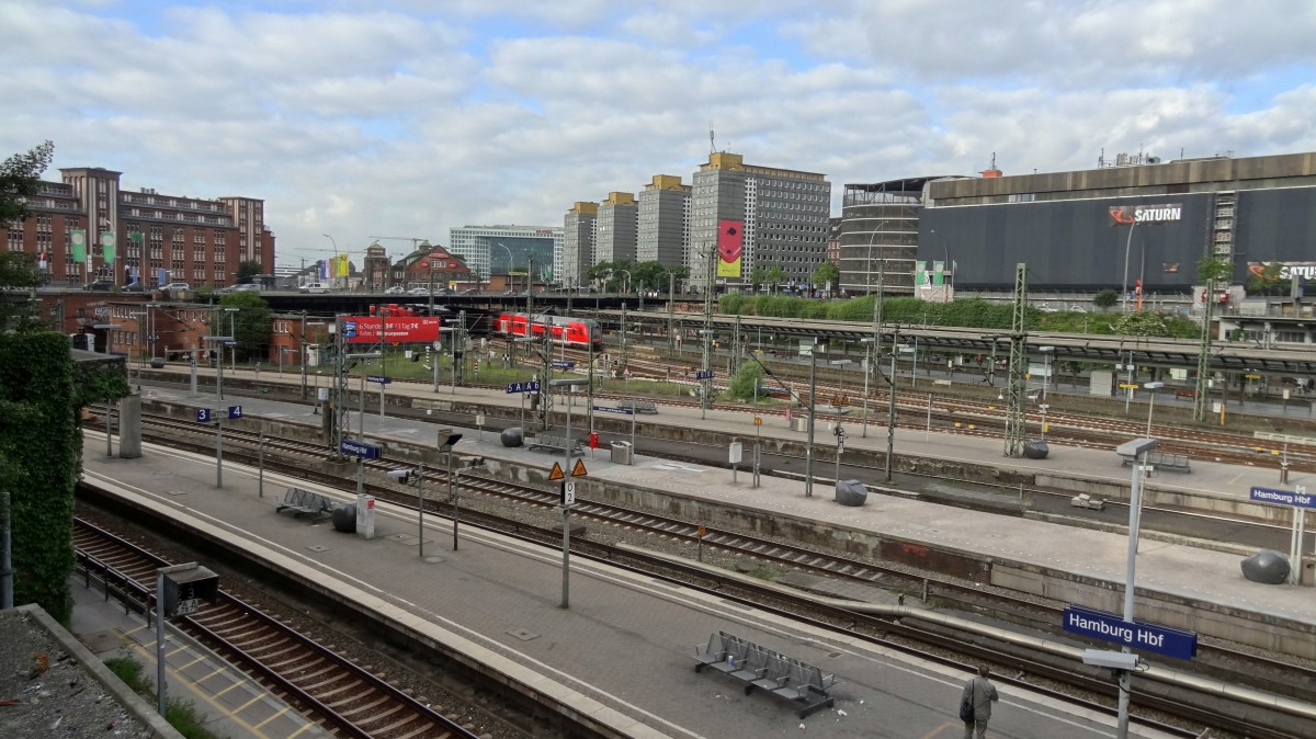 Blick auf die s�dlichen Gleisanlagen des Hamburger Hauptbahnhofes.
Aufgenommen im Juni 2014.