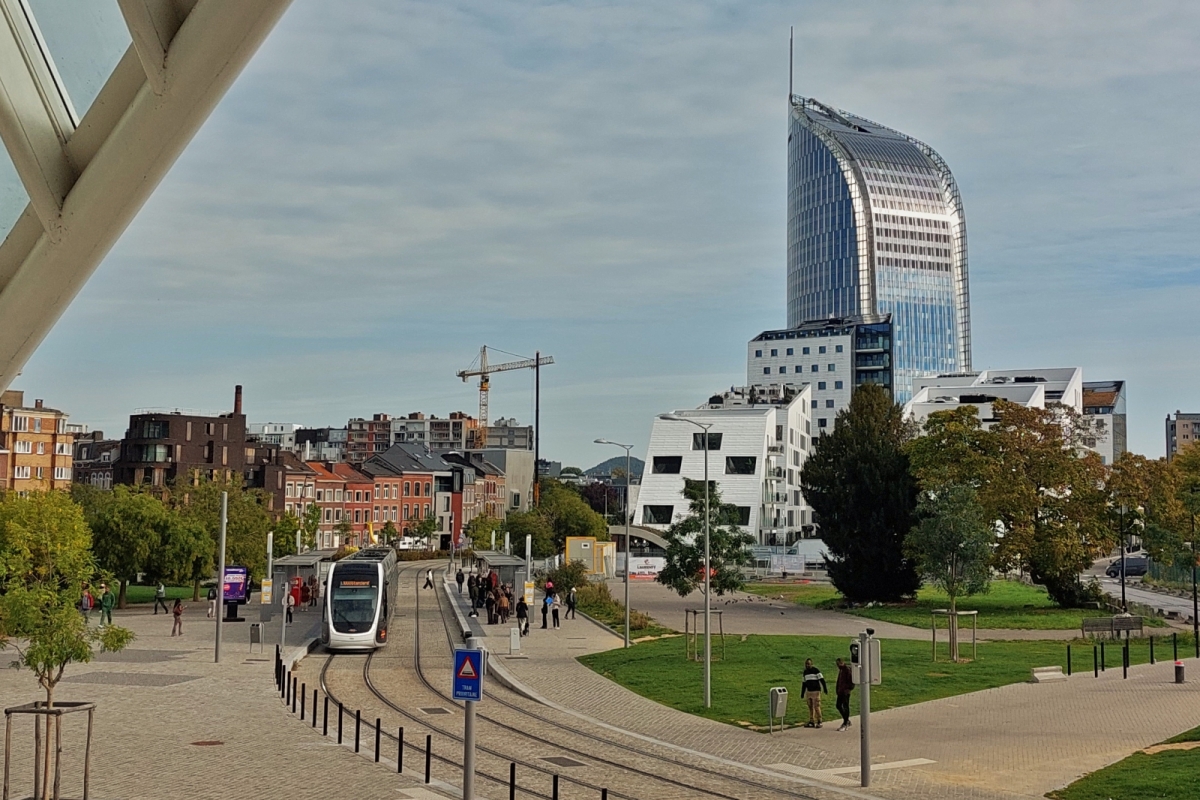 Blick auf die Tram Haltestelle am Bahnhof, aufgenommen vom Gleis 1 im Bahnhof Lige Guillemines. 02.10.2025 (Jeanny)