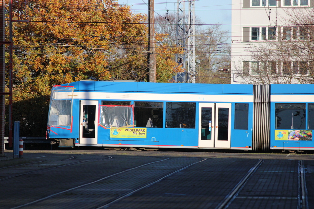 Blick auf die Unfall-Straßenbahn auf dem Betriebshof der Rostocker Straßenbahn AG.27.11.2020