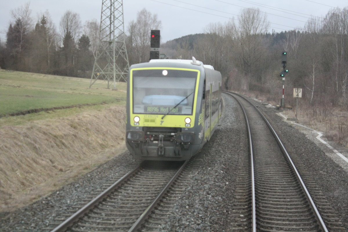 Blick aus der 218 105 auf den Gegenzug in Form von VT 650 738 als RB96 mit ziel Hof Hbf zwischen Hof Hbf und Marktredwitz am 22.3.21