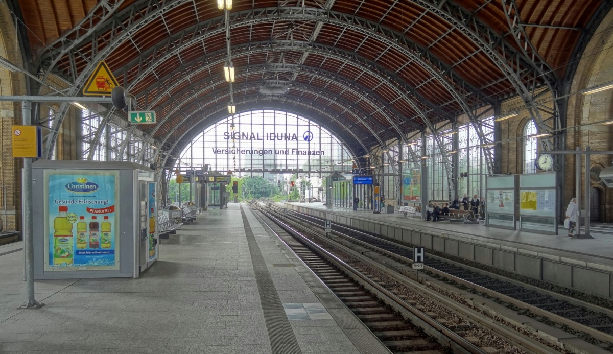 Blick in die Bahnsteighalle des Bahnhofes Hamburg Dammtor.
Aufgenommen im Juni 2014.