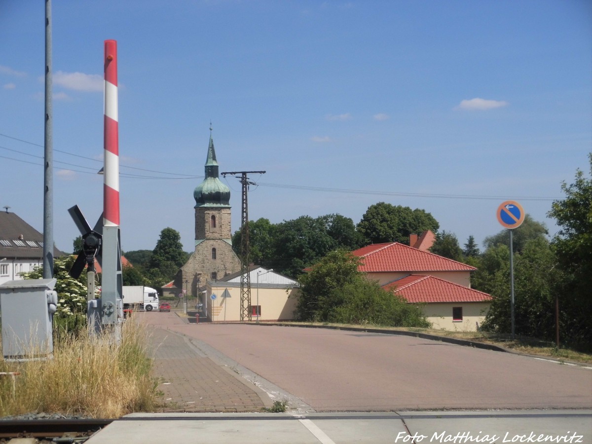 Blick vom Bahn�bergang am ehemaligen Bahnhof Holleben auf die Kirche in Holleben am 17.6.15