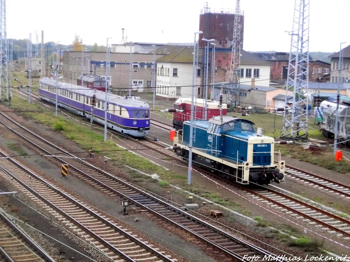 Blick von der Br�ck auf die 295 095, den SVT 137 234, die V75 018 (107 018) und die 120 274 in Falkenberg/Elster am 9.10.16