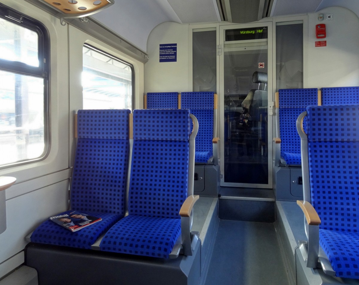 Blick in den Endbereich eines Triebzuges der Baureihe 425.
Aufgenommen im April 2014.