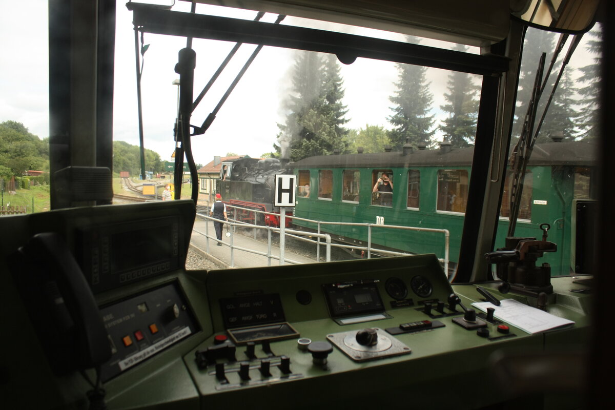 Blick vom F�hrerstand vom 772 141 auf die 99 4802 im Bahnhof Putbus am 1.8.21