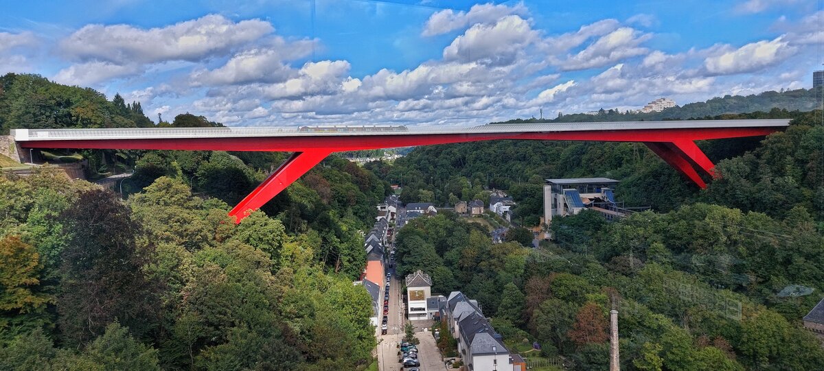 Blick vom Panorama-Lift aus dem Pfaffenthal hoch zur Oberstadt von Luxemburg auf die Rote Br�cke und den Bahnhof Pfaffenthal Roud Br�ck. 09.2025