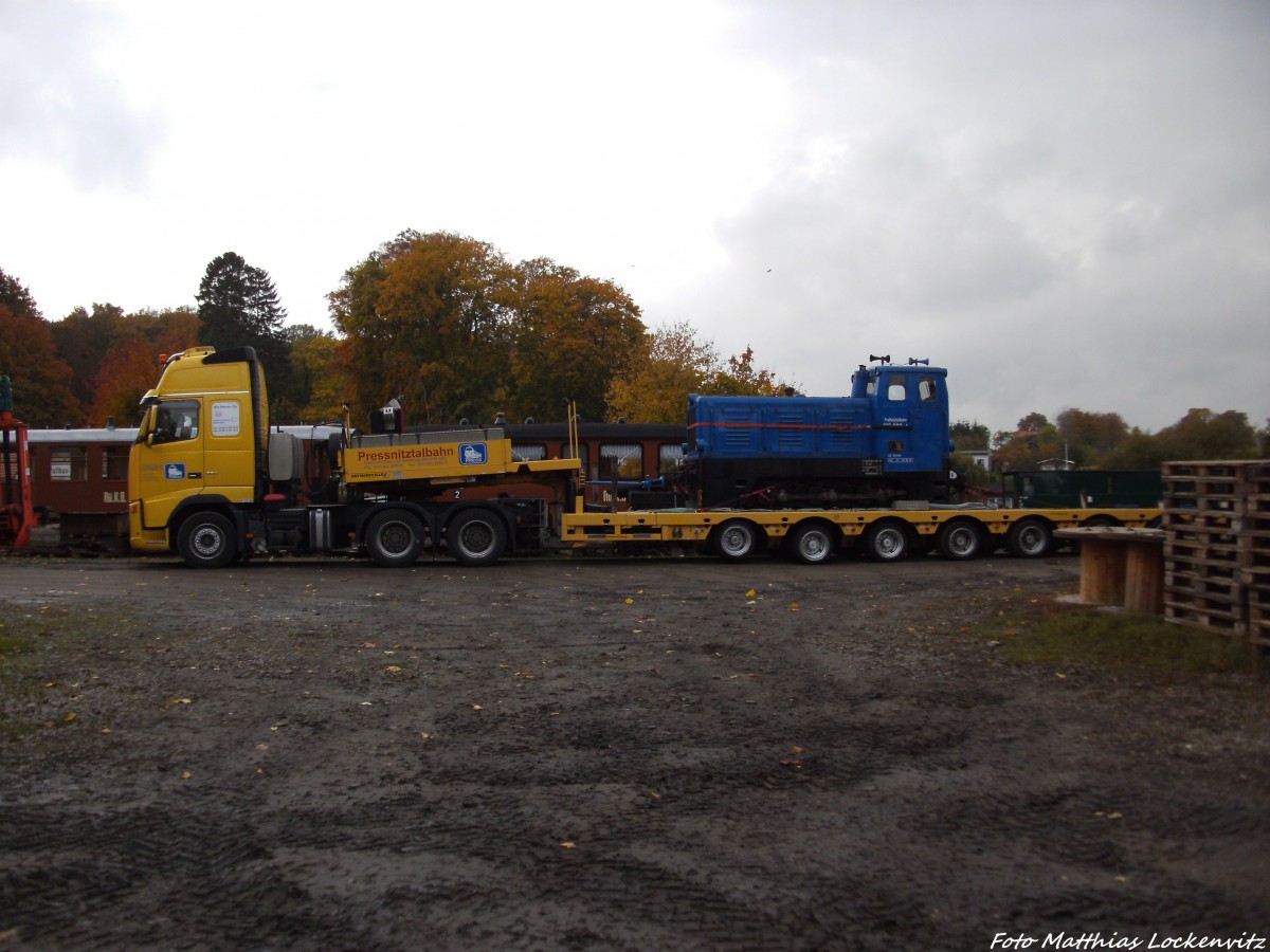 Blick von der Seite auf den volvo udn aufm Tieflader die 199, die wieder in ihre alte Heimat nach J�hstadt zur�ck kehren wird in Putbus am 17.10.13