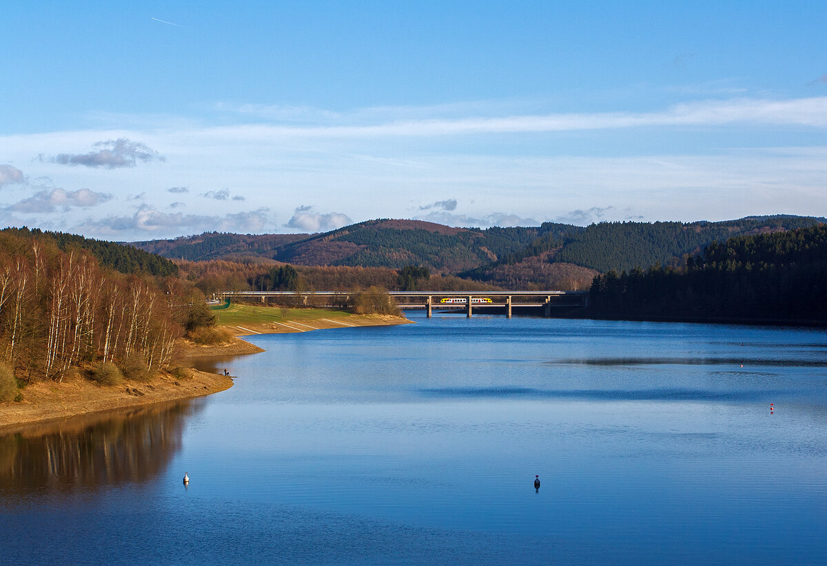 Blick von der Staumauer der Listertalsperre am 02 Februar 2014 auf den Biggesee und die Doppelstockbrücke Listertal. Auf der Doppelstockbrücke überquert gerade der HLB VT 270 ein Alstom Coradia LINT 41 der Hessischen Landesbahn, als RB 92  Biggesee-Express  in Richtung Olpe. 

Es war ungewöhnlich, dass die HLB bereits auf dieser Strecke anzutreffen war, denn eigentlich fuhr im Jahr 2014 (bis Dezember) noch die 3-Länder-Bahn der DB Regio. Grund war wohl eine GPSinfradat-Fahrt, evtl. für spätere Interaktive Schulung der Fahrzeugführer der HLB auf der Strecke, da die HLB zum Fahrplanwechsel im Dezember 2014 das gesamte Dieselnetz in der Region (Dieselnetz Eifel-Westerwald-Sieg) bedient. 

Die Doppelstockbrücke Listertal über die Biggetalsperre, oben Straßenbrücke und unten die Bahnstrecke KBS 442  Biggetalbahn  (Finnentrop - Olpe – [Freudenberg]), ca. km 14,5. Die KBS 442 (Finnentrop–Olpe) ist eine 23,6 km lange eingleisige, nicht elektrifizierte Nebenbahn, die bis 1983 noch 20 km weiter bis Freudenberg (Kr. Siegen) ging, mit weiterem Anschluss über die auch stillgelegte Asdorftalbahn nach Betzdorf.

1956 begannen die Planungsarbeiten für die Biggetalsperre. Die Bauarbeiten begannen 1958. Dadurch bedingt war eine  Neubaustrecke  notwendig, da die alte Strecke mehrere Meter unter Wasser stehen würde. So entstanden auch die beiden Doppelstockbrücken Dumicketal und Listertal über die Biggetalsperre, jeweils oberen Ebene Straße und auf der darunter liegenden Ebene die eingleisige Bahnstrecke. Die beiden Doppelstockbrücken, Dumicketal und Listertal, sind baugleich und unterseiden sich in ihrer Länge.

Im Zuge des Ausbaus der Landesstraße 512 und der Eisenbahnstrecke Attendorn – Olpe wurde 1963 bei Attendorn eine 314 Meter lange Talbrücke über die Lister (vor Staubeginn der Biggetalsperre, noch ein Flüsschen und Zufluss der Bigge), errichtet. Auf der „Doppelstockbrücke“ werden auf der oberen Ebene die Landesstraße und auf der darunter liegenden Ebene die eingleisige Bahnstrecke geführt, deren Schienen unmittelbar vor und nach der Brücke in einen Tunnel münden. Die Stützweiten der zehnfeldrigen Brücke betragen einheitlich etwa 31,40 Meter, die Gesamtbreite der Straßenbrücke beträgt etwa 14 Meter.