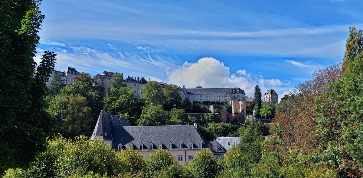 Blick von der Terrasse der Jugendherberg im Pfafental auf die Oberstadt von Luxemburg. 09.2025