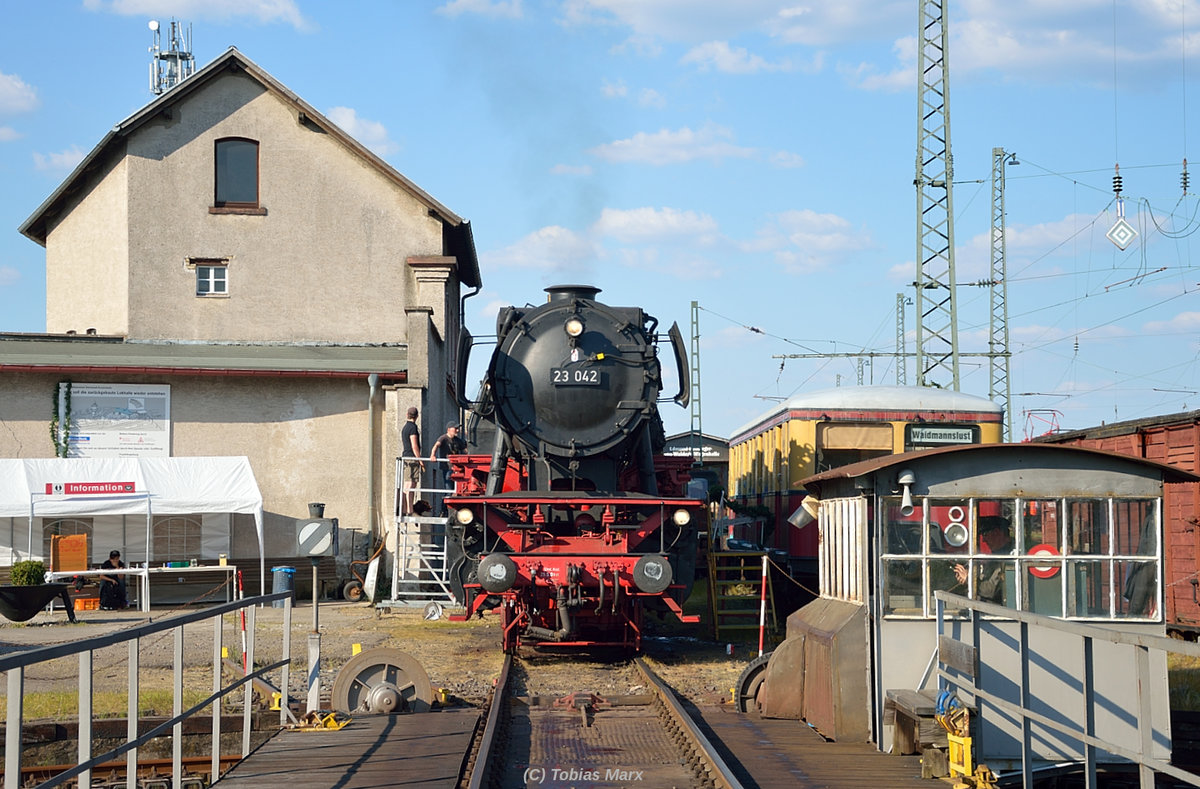 Blick �ber die Drehscheibe auf 23 042 w�hrend den Bahnwelttagen 2016