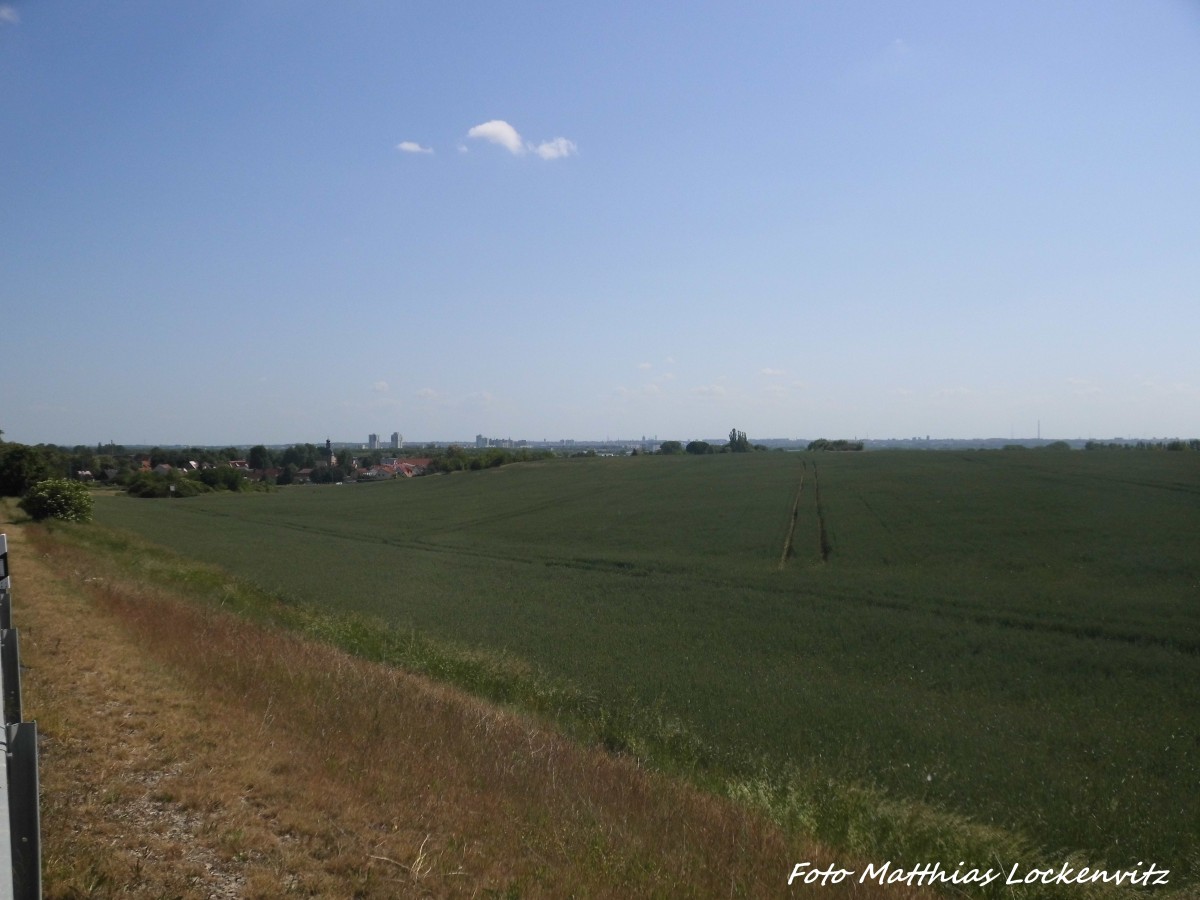 Blick �ber Wiesen und Felder auf Zscherben und Halle (Saale) am 4.6.15