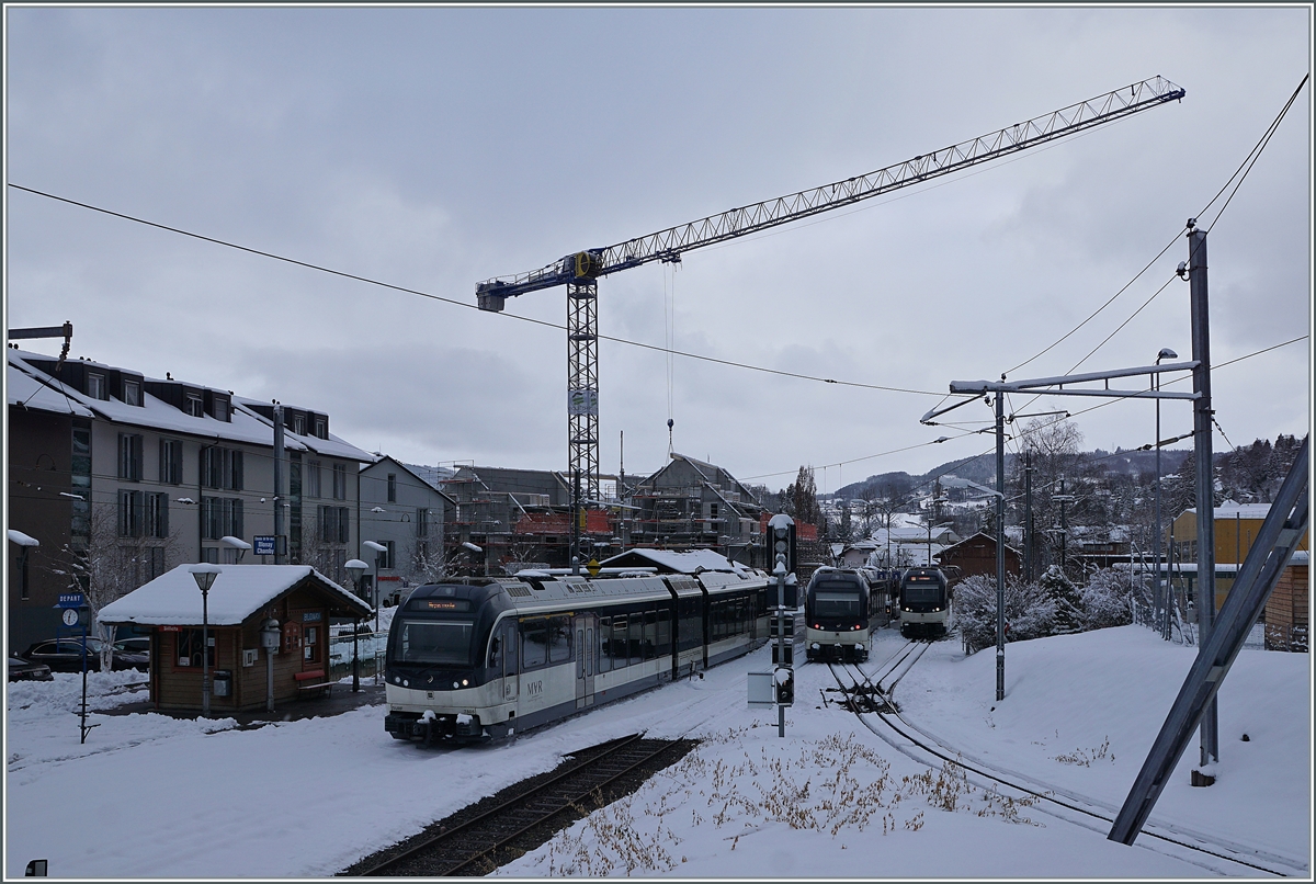 Blonay, mit Zügen Vevey - Les Pléiades und in der Gegenrichtung sowie ein weiterer, abgestellter ABeh 2/6. 

25. Jan. 2021