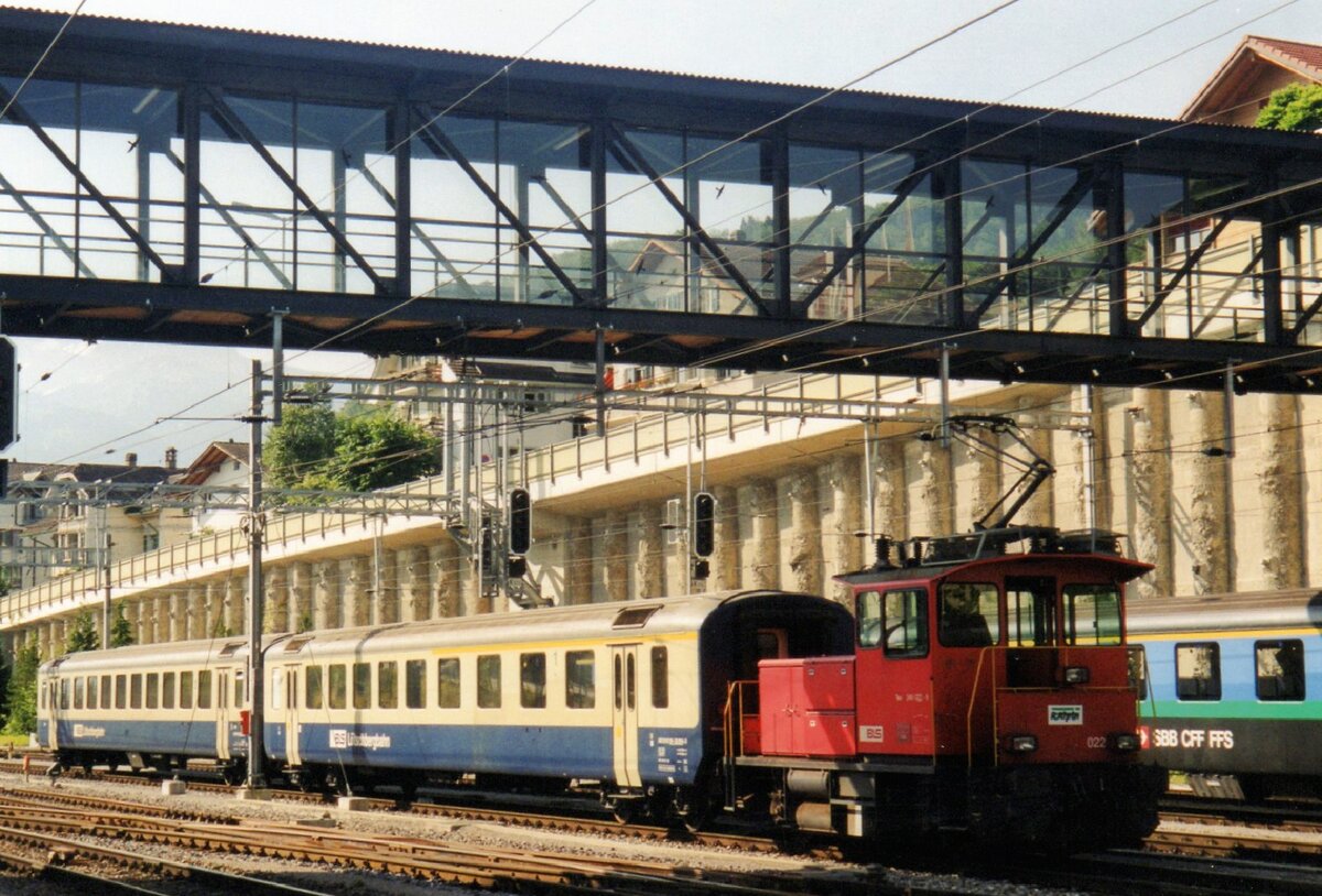 BLS 245 022 rangiert am 18 Mai 2002 in Spiez.