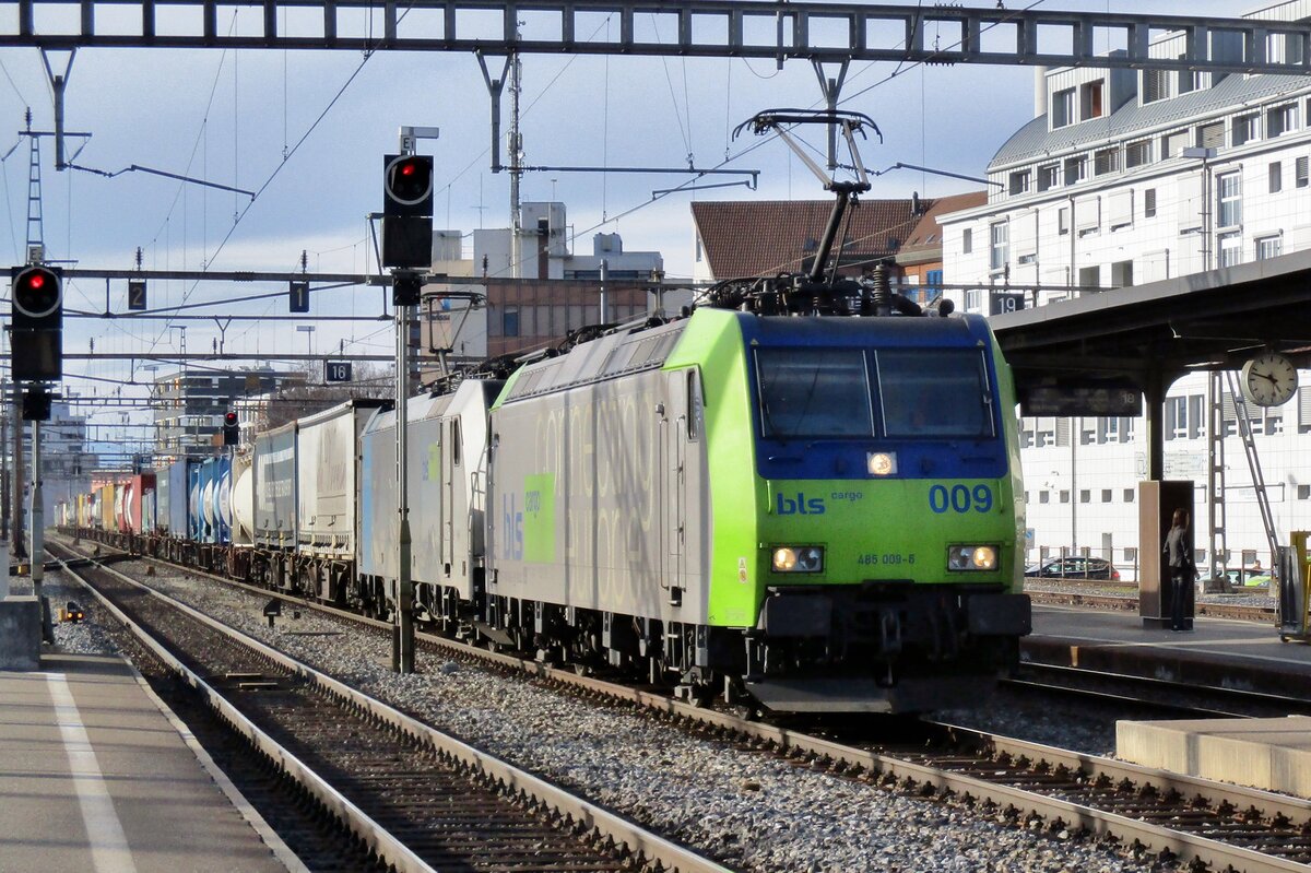 BLS 485 009 d�nnert durch Thun am 23 M�rz 2017.