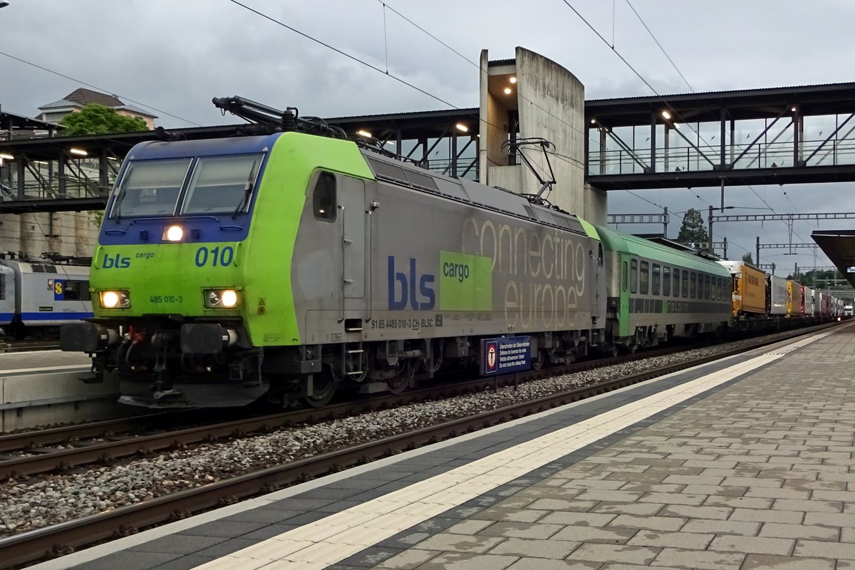 BLS 485 010 macht am 28 Mai 2019 Pause in SPiez. 