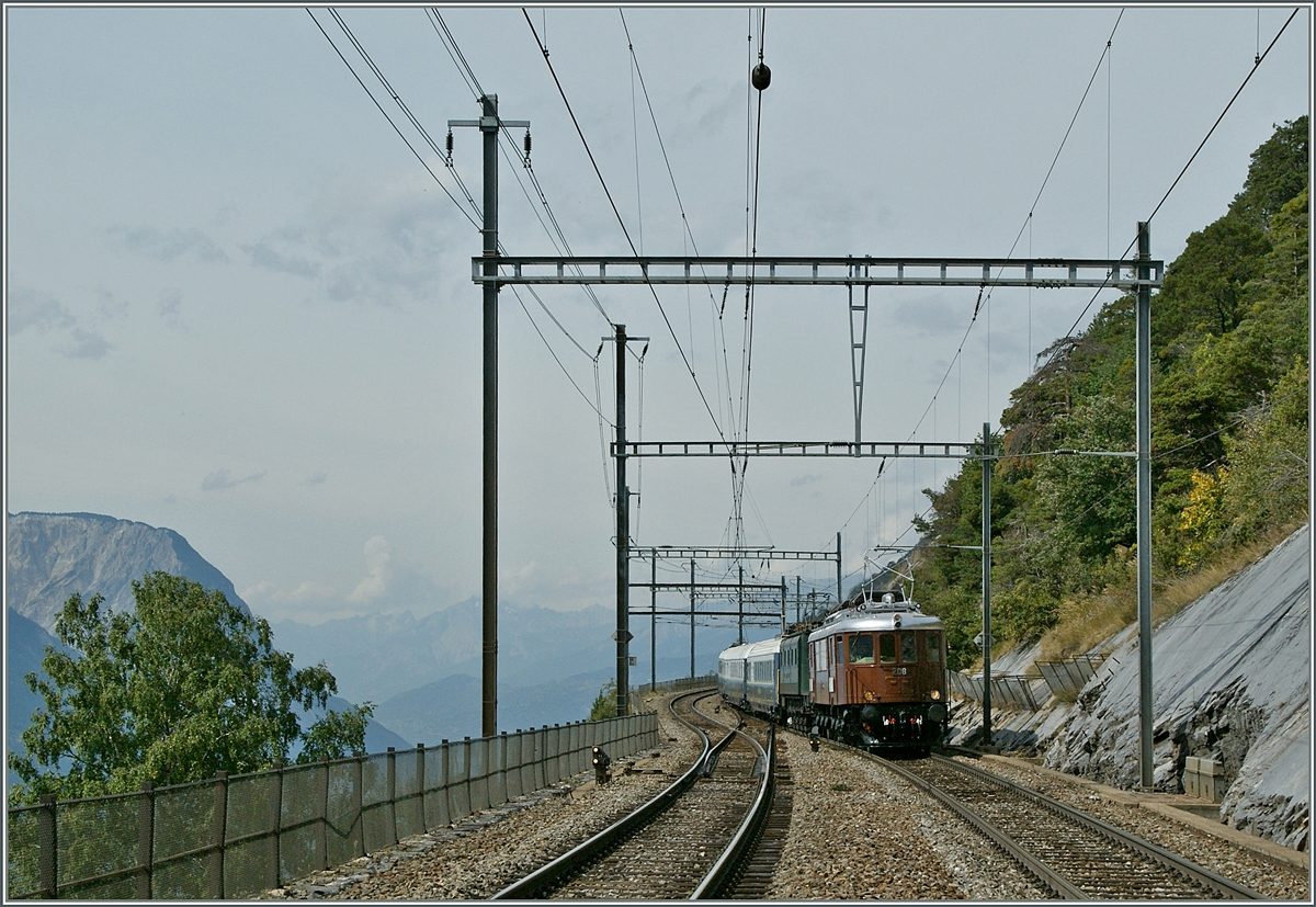 BLS Ae 6/8 208 und SBB Ae 4/7 mit ienem Extrazug zum BLS Jubil�um in Hohtenn.
7. Sept. 2013
