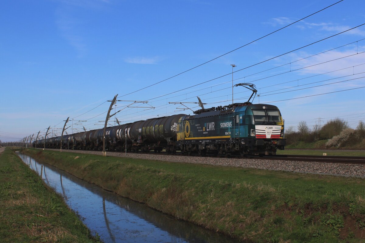 BLS Cargo X4E-717 tragt ein Werbung für LWR (Locomotieven werkplaats Rotterdam -LokBw Rotterdam) und wird samt Trecate-Kesselwagenzug am 14 Márz 2024 auf den Weg nach Italien bei Valburg gesichtet. Valburg liegt an der Betuwelinie, eine 112 km lange Guterzugstrecke zwischen Kijfhoek Rbf und Zevenaar. 