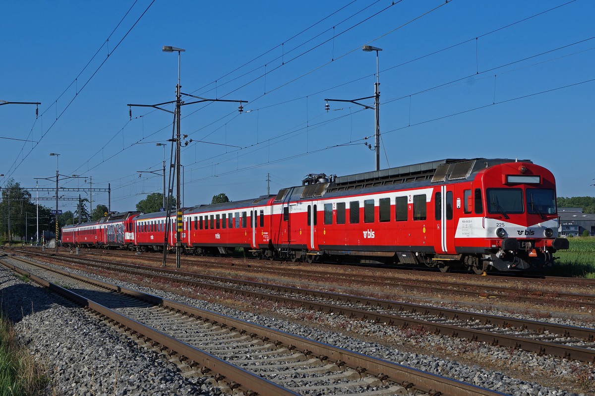BLS: Die Pendelz�ge RBDe 566 225-9 und RBDe 566 220-0 warteten noch am 16. Juni 2014 in Wiler-Utzenstorf auf einem Abstellgeleise ihr weiteres Schicksal ab. Foto Walter Ruetsch
