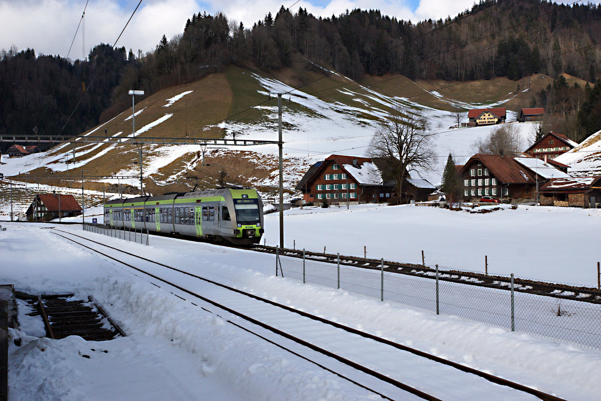 BLS: Die wunderschönen Aufnahmen von Peter und Stefan inspirierten mich ebenfalls diese Gegend aufzusuchen.
RE Luzern-Bern mit einem Lötschberger bei Wiggen am 3. Februar 2017.
Foto: Walter Ruetsch